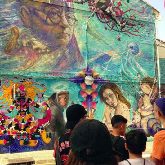 Imatges per recordar del Cabanyal-Canyamelar: murals, cases modernistes, alumnat resistent a l’onada de calor